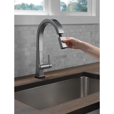 Delta Pivotal Arctic Stainless Steel Finish Single Handle Pull Down Kitchen Faucet with Touch2O Technology D9193TARDST